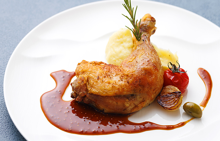 骨付き鶏もも肉のコンフィ マスタードソース