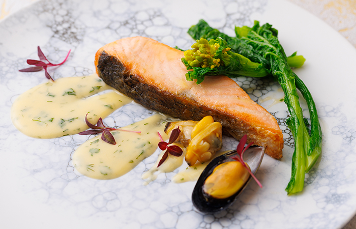 桜マスのソテー フィンゼルブ香るマリニエールソース